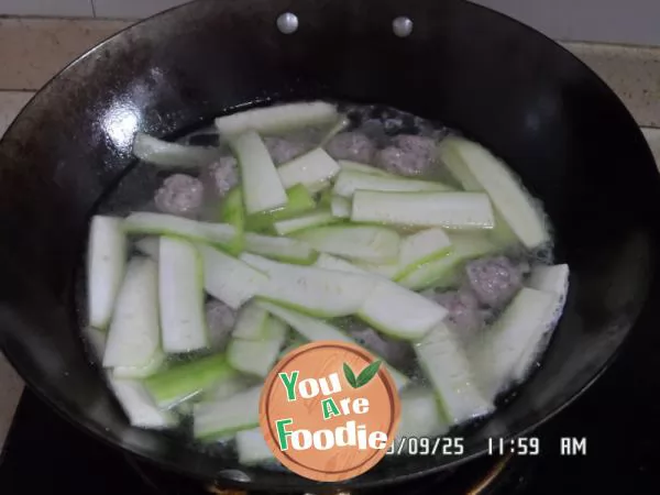 Meat balls and towel gourd soup