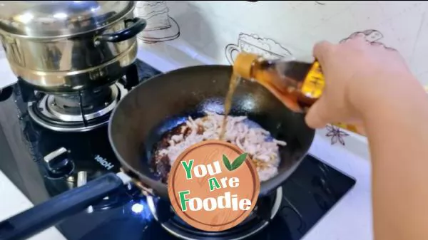 Fried pork with shredded potatoes