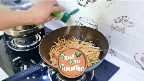 Fried pork with shredded potatoes