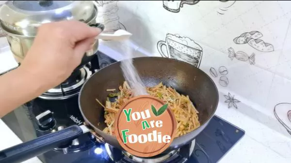 Fried pork with shredded potatoes