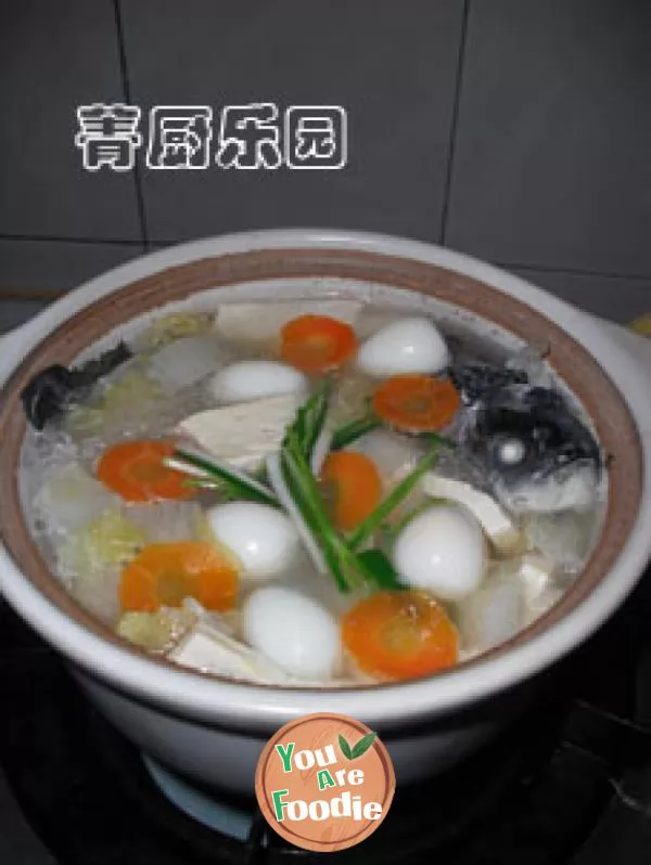 Assorted crucian carp soup in casserole