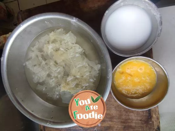 White Fungus and Egg Soup