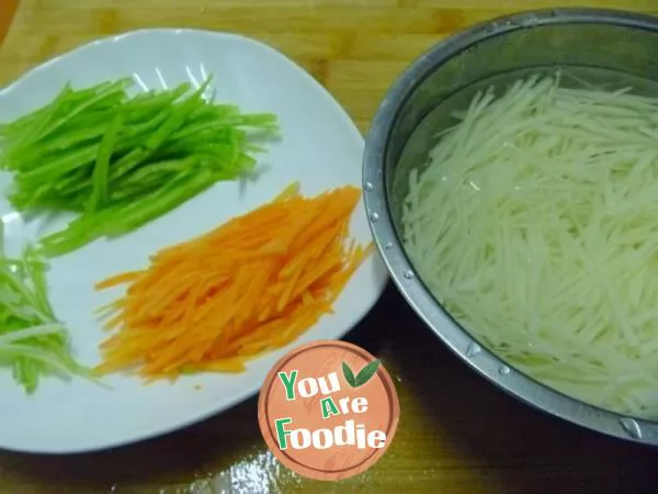 Refreshing cold dish --- cold potato shreds