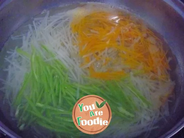 Refreshing cold dish --- cold potato shreds