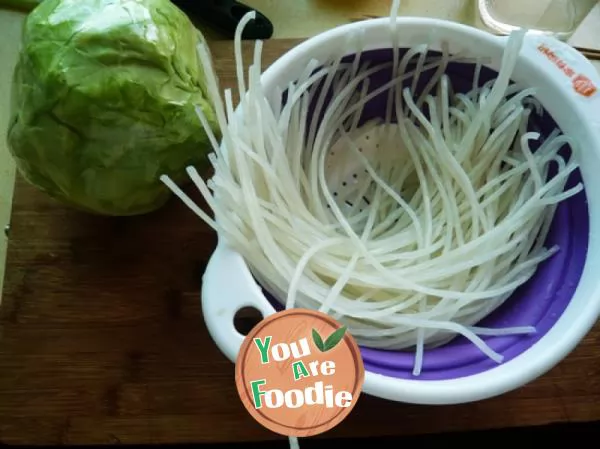 Fried vermicelli with cabbage