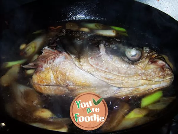 Winter health food -- delicious fish head cake pot