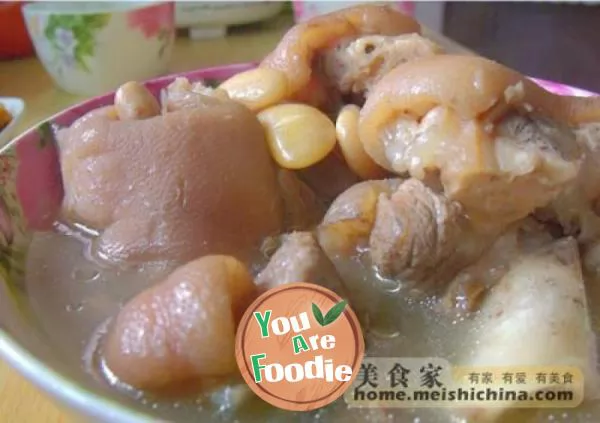 Stewed pork feet with snow beans