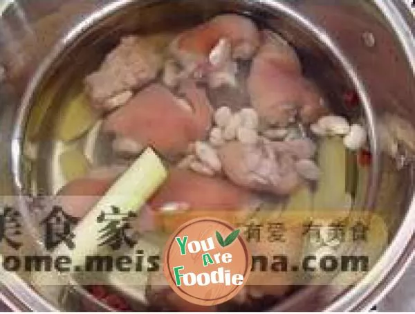 Stewed pork feet with snow beans