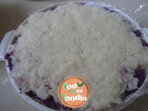 Glutinous rice and purple potato cake