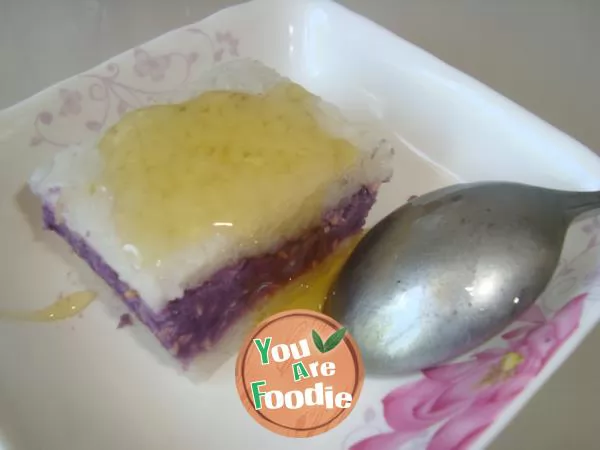 Glutinous rice and purple potato cake