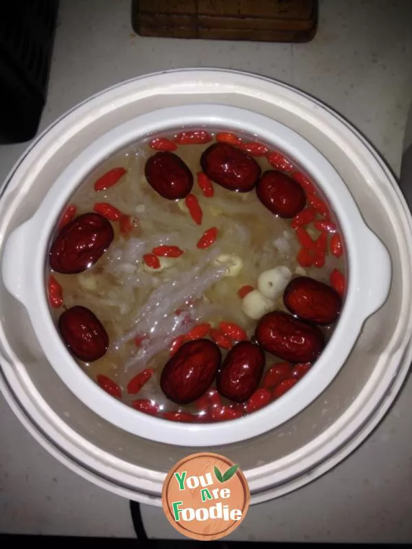 Snow lotus seeds with bird's nest in rock sugar