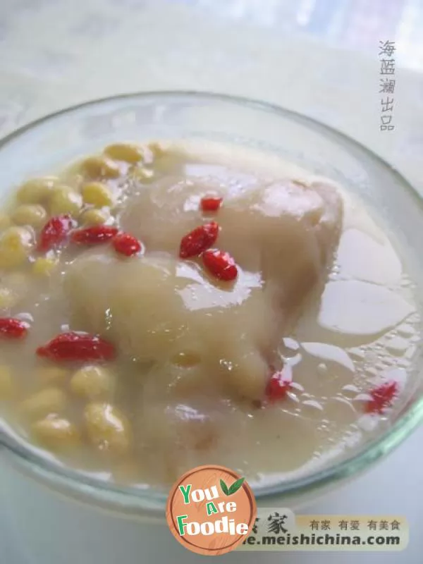 Soybean-and-pig's-hand-soup