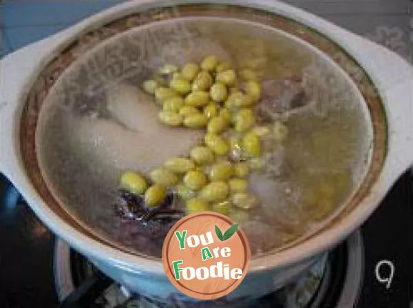 Soybean and pig's hand soup