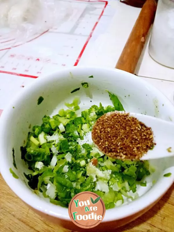 steamed twisted rolls with scallion and spicy salt