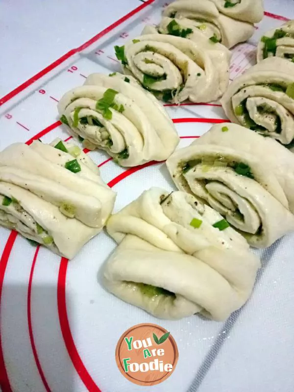 steamed twisted rolls with scallion and spicy salt