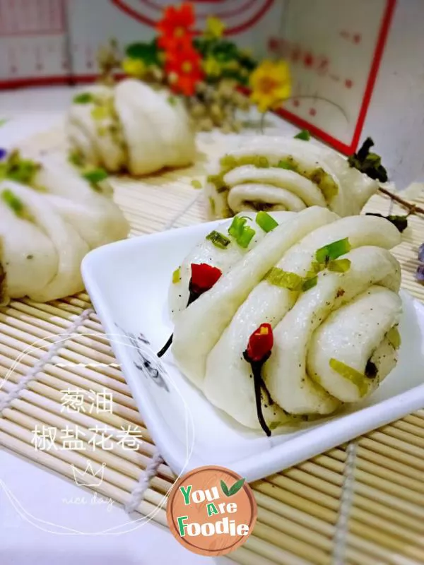 steamed twisted rolls with scallion and spicy salt