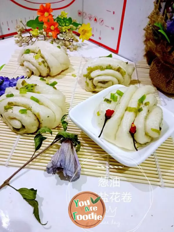 steamed twisted rolls with scallion and spicy salt