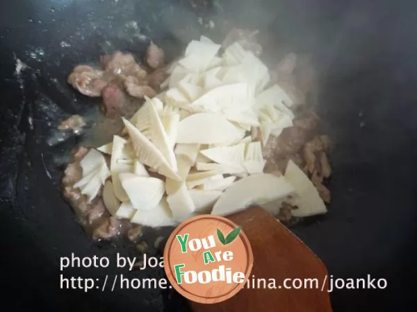 Home healthy fried meat with bamboo shoots