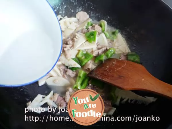 Home healthy fried meat with bamboo shoots