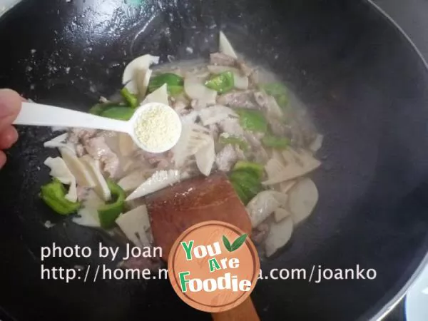 Home healthy fried meat with bamboo shoots