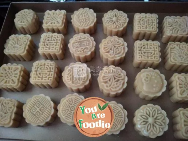 Cantonese moon cakes with various sunken materials