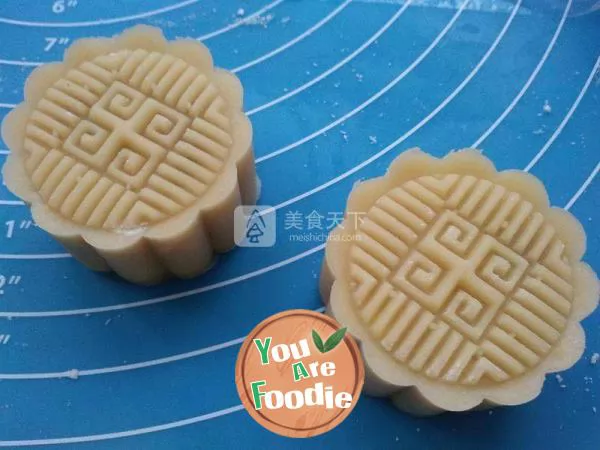 Cantonese moon cakes with various sunken materials