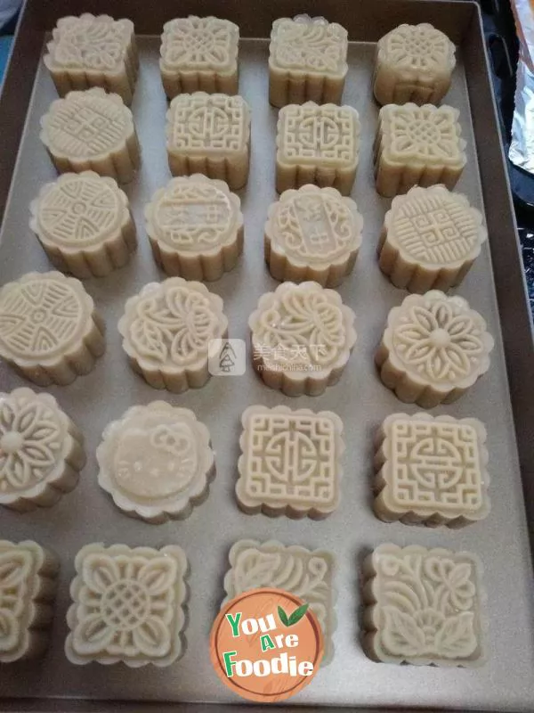 Cantonese moon cakes with various sunken materials