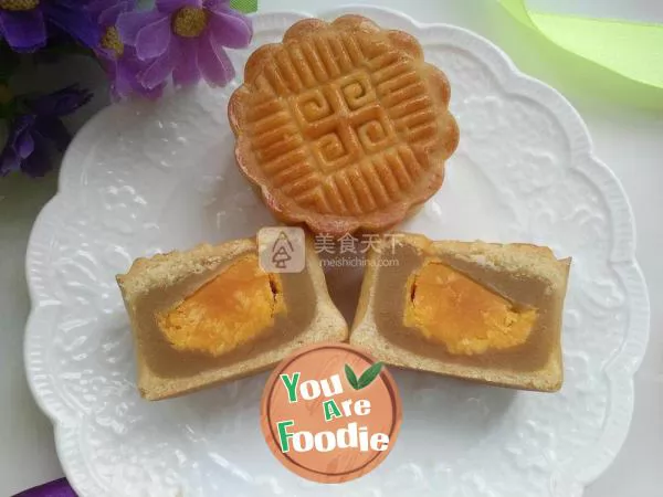 Cantonese moon cakes with various sunken materials