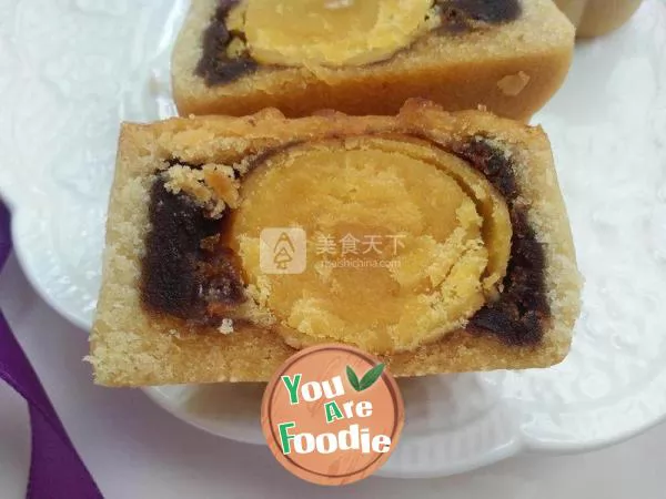 Cantonese moon cakes with various sunken materials