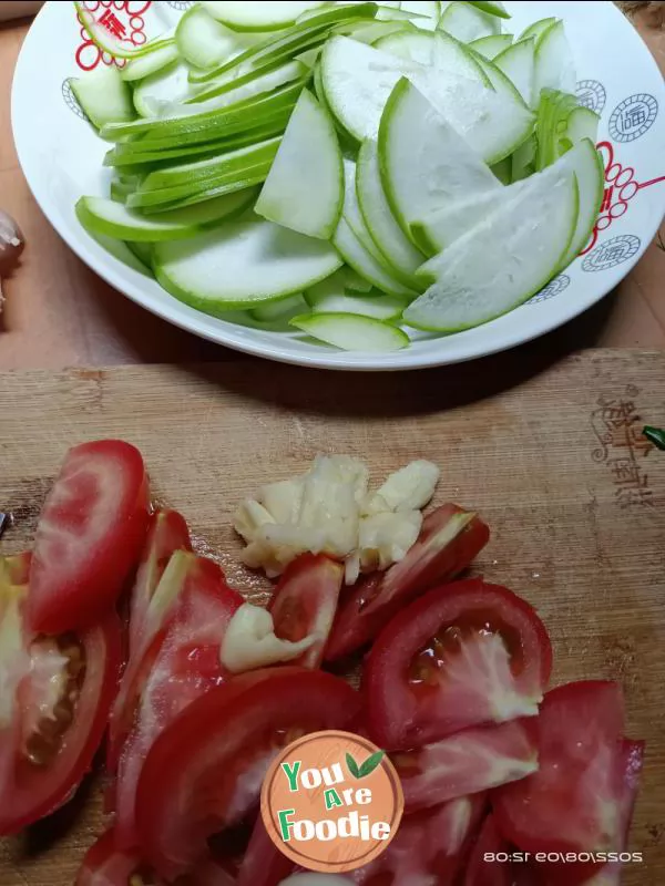 Scrambled egg with cucumbers and tomatoes