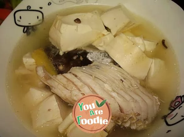 Fish head and bone tofu soup