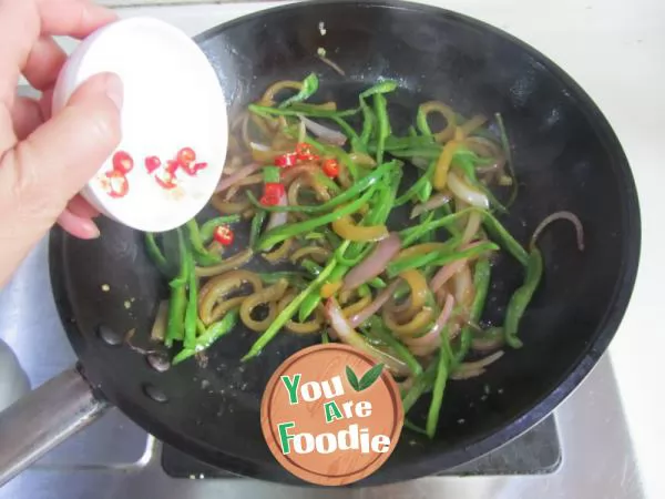 Fried pork skin with green pepper and onion