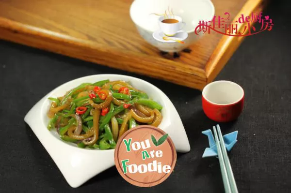 Fried pork skin with green pepper and onion