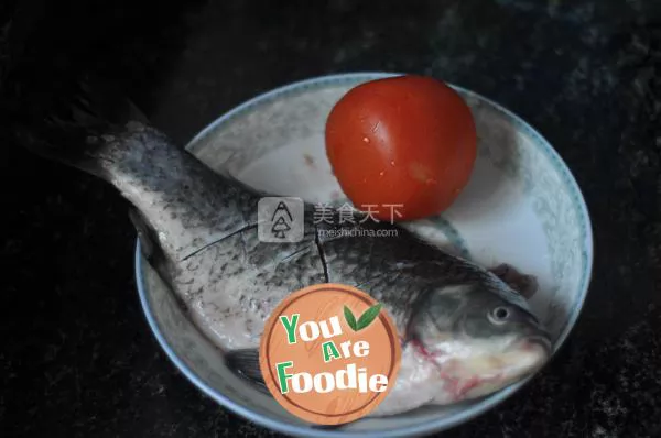 Carassius auratus in tomato sauce