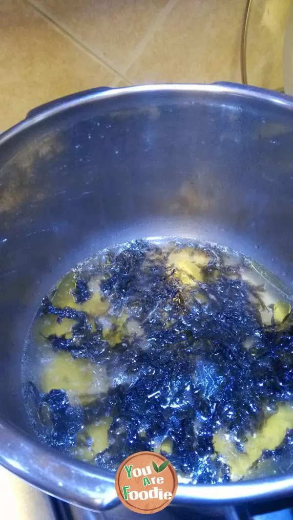 Delicious seaweed and egg soup with chicken juice -- a gift of boiled chicken nuggets