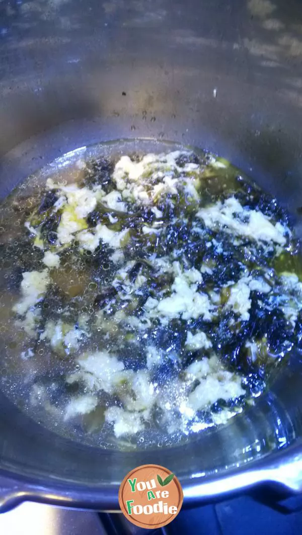 Delicious seaweed and egg soup with chicken juice -- a gift of boiled chicken nuggets