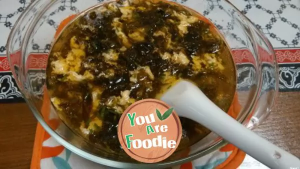 Delicious seaweed and egg soup with chicken juice -- a gift of boiled chicken nuggets