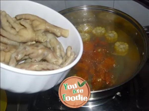 Five color chicken feet soup