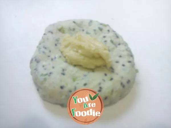 Scallion flavored soda biscuit