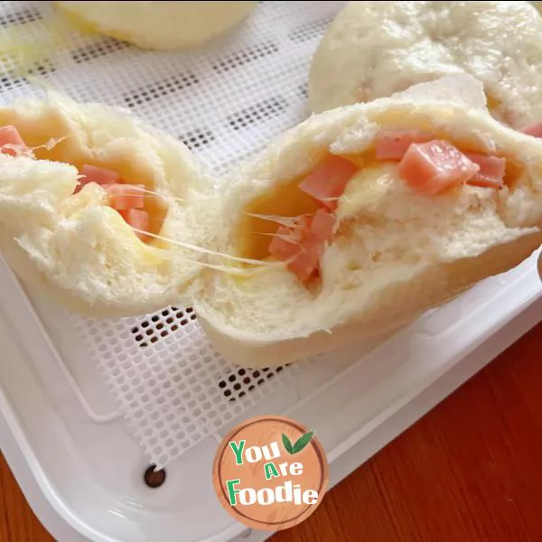 Steamed bread with ham and cheese