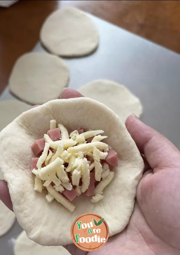 Steamed bread with ham and cheese