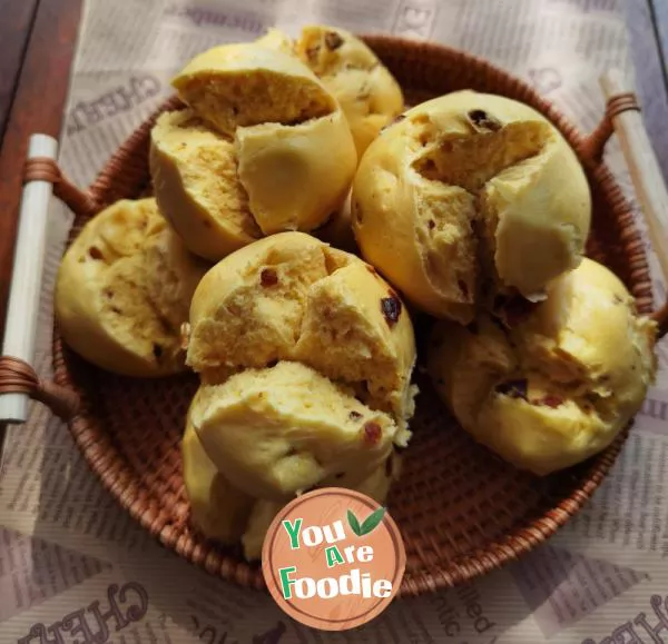 Steamed buns with pumpkin and red dates