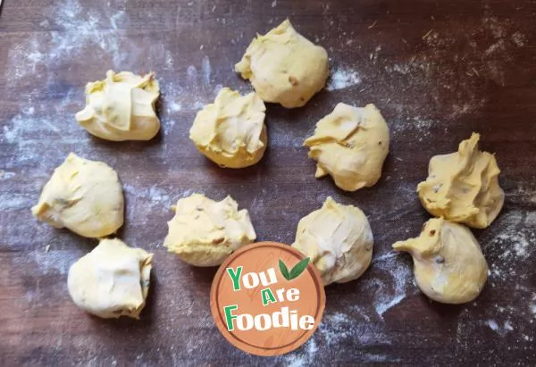 Steamed buns with pumpkin and red dates