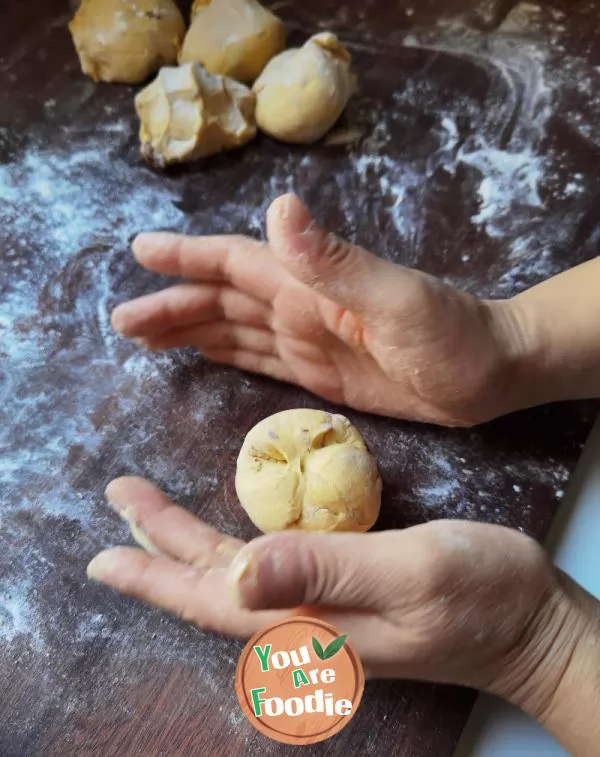 Steamed buns with pumpkin and red dates