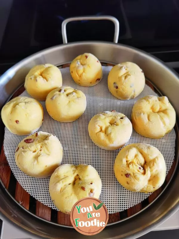 Steamed buns with pumpkin and red dates