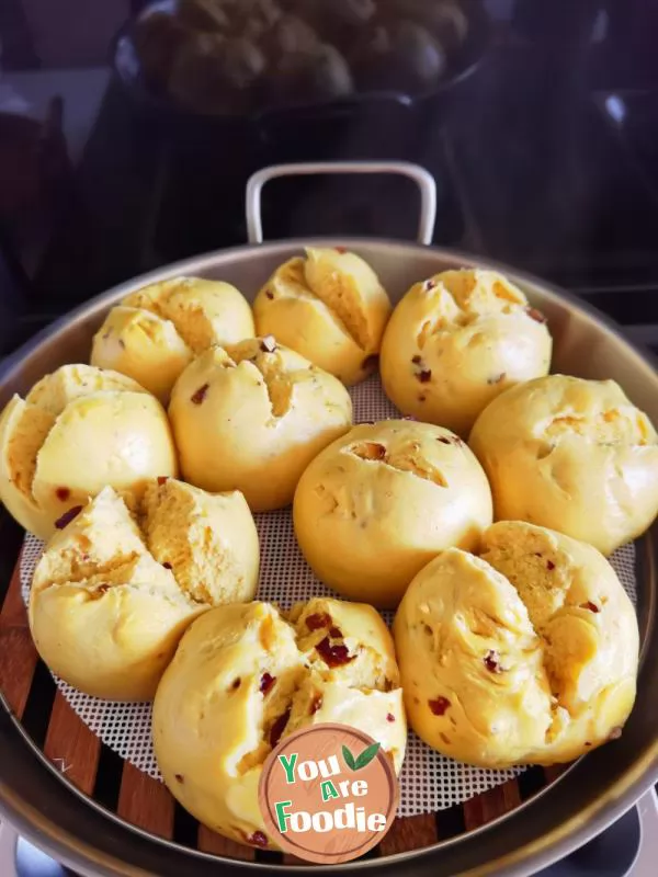 Steamed buns with pumpkin and red dates