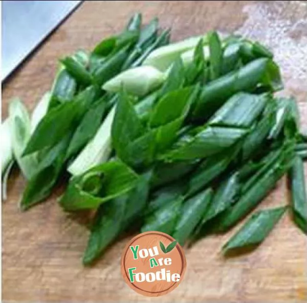 Fried gluten with onion leaves