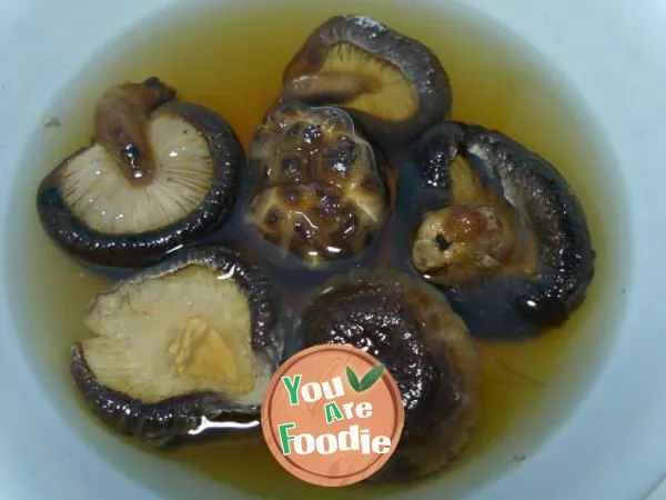 [stewed pig's feet with mushrooms and soybeans] Invigorating Qi, spleen and bones