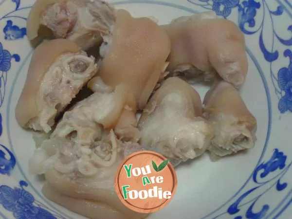 [stewed pig's feet with mushrooms and soybeans] Invigorating Qi, spleen and bones