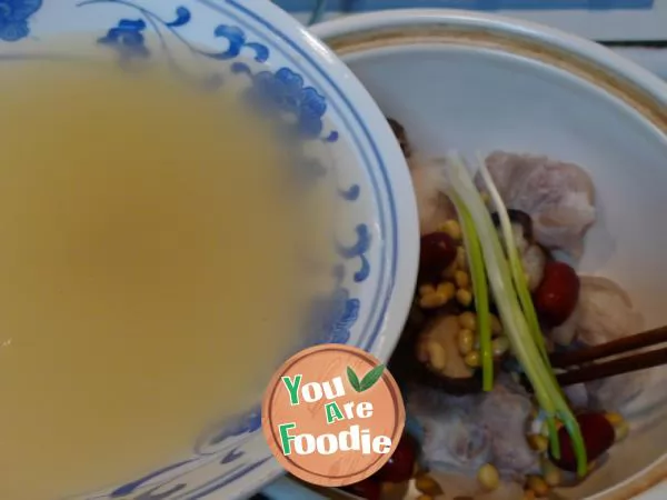 [stewed pig's feet with mushrooms and soybeans] Invigorating Qi, spleen and bones